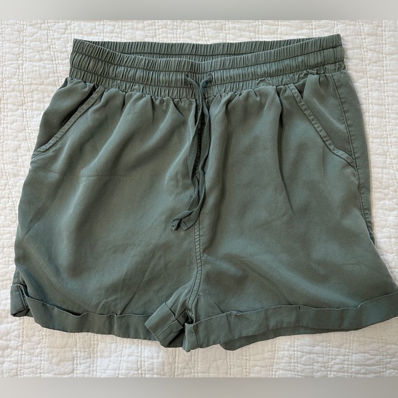 Universal Thread high rise relaxed fit shorts size small - Picture 6 of 10